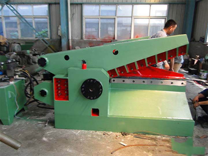 What is the difference between alligator shear and gantry shear？