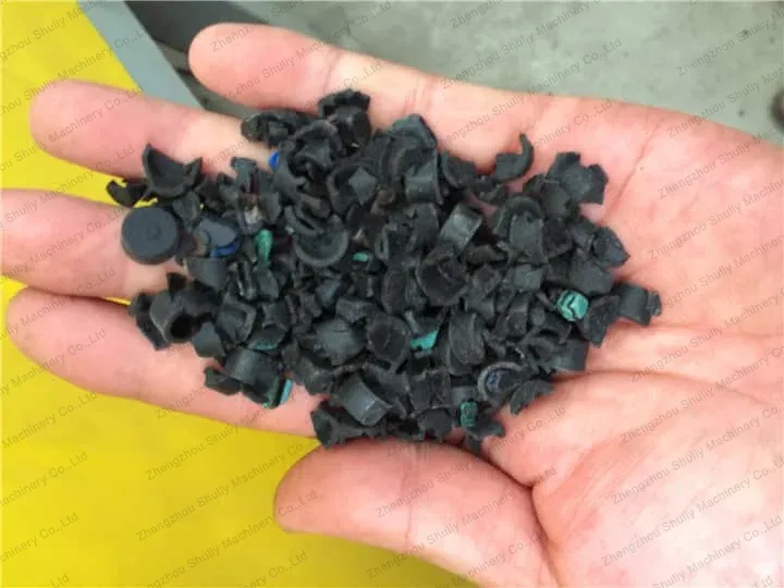 gumowy element oddzielony od gotowych produktów